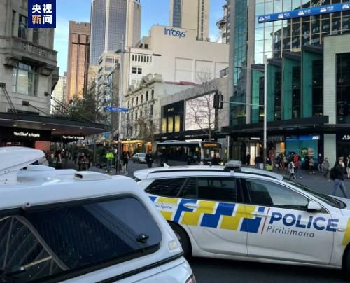 报道称，泽林斯基现在越来越接近离开那不勒斯，目前德劳伦蒂斯还没有就续约问题与泽林斯基达成协议，泽林斯基的要价与那不勒斯的报价之间分歧较大，考虑到泽林斯基合同明年6月就将到期，因此那不勒斯现在很难留住泽林斯基。